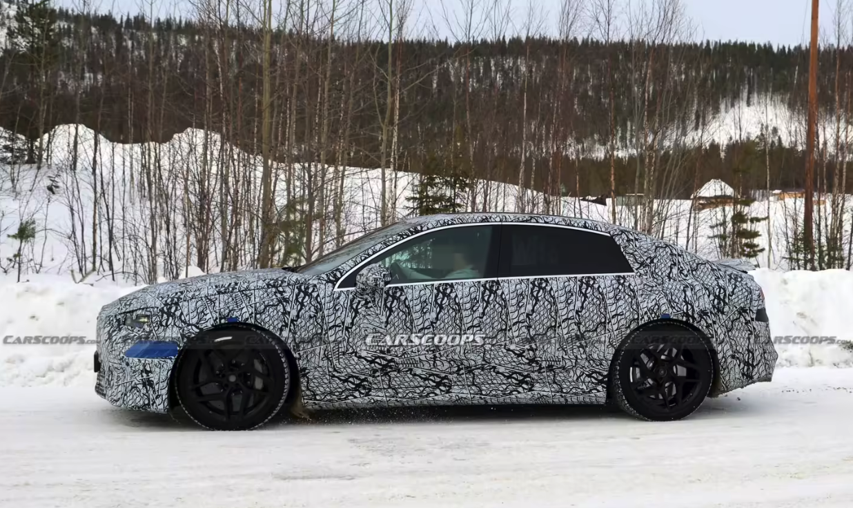 奔驰纯电AMG C级谍照曝光 800V架构+三电机,性能对标传统V8